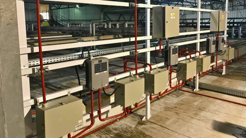 Instalação industrial com painéis elétricos e tubulações destacando equipamentos protegidos, ilustrando a aplicação prática do Grau de Proteção IP em ambientes críticos.