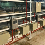 Instalação industrial com painéis elétricos e tubulações destacando equipamentos protegidos, ilustrando a aplicação prática do Grau de Proteção IP em ambientes críticos.